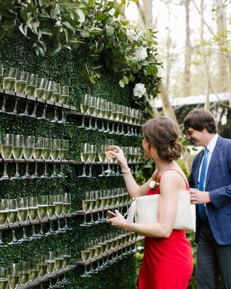 Déco murale de mariage : 10 idées pour sublimer son lieu mur flute à champagne open bar decoration originale mariage clemaroundthecorner
