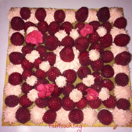 Tarte framboises,biscuit au Thé Matcha et crème à la rose Tarte framboises,biscuit au Thé Matcha et crème à la rose