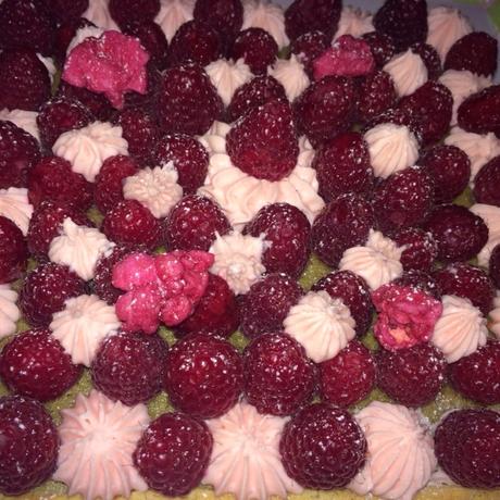 Tarte framboises,biscuit au Thé Matcha et crème à la rose Tarte framboises,biscuit au Thé Matcha et crème à la rose