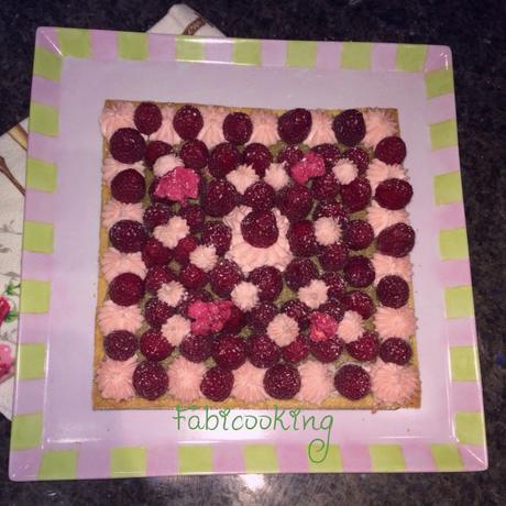 Tarte framboises,biscuit au Thé Matcha et crème à la rose Tarte framboises,biscuit au Thé Matcha et crème à la rose