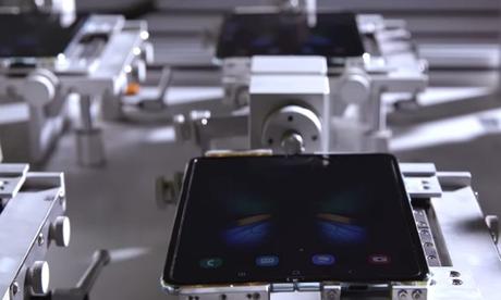 Samsung teste l’ouverture et la fermeture de son Galaxy Fold. Samsung teste l’ouverture et la fermeture de son Galaxy Fold.