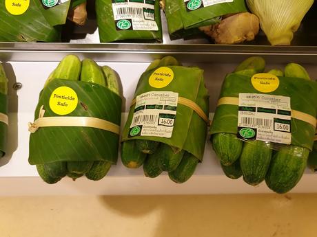 Dans ce supermarché, la feuille de bananier remplace le sac plastique