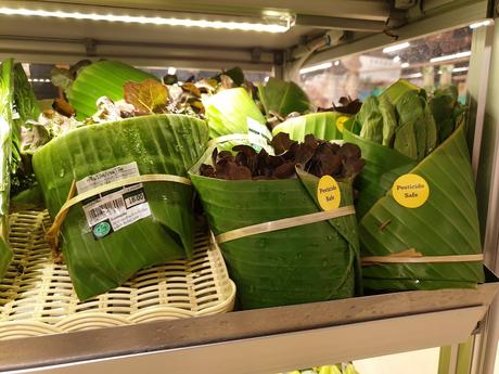 Dans ce supermarché, la feuille de bananier remplace le sac plastique