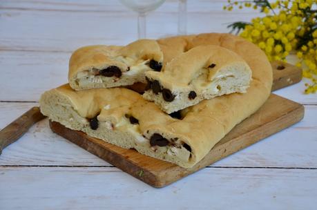 Fougasse au chèvre et olives noires