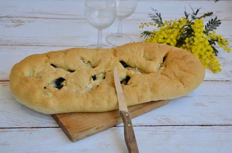 Fougasse au chèvre et olives noires