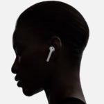 airpods femme 150x150 - Amazon préparerait ses propres AirPods, avec Alexa intégrée