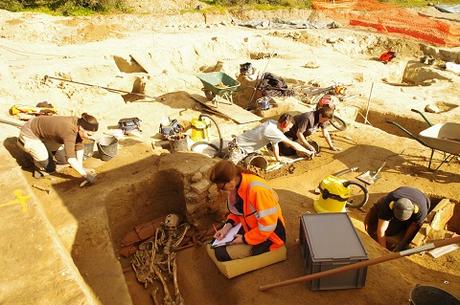 Corse: découverte d'une tombe étrusque dans un hypogée à Aléria
