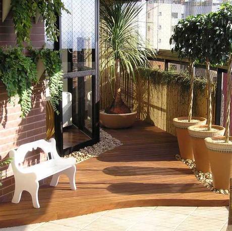 plante balcon ouest palmier terrasse bois soleil mur brique - blog déco - clem around the corner