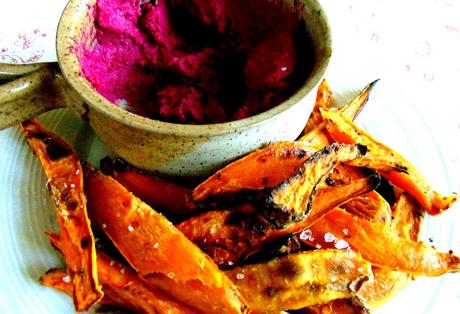 Frites de patates douces avec houmos aux betteraves Frites de patates douces avec houmos aux betteraves