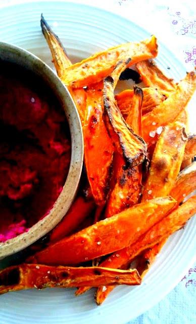 Frites de patates douces avec houmos aux betteraves Frites de patates douces avec houmos aux betteraves