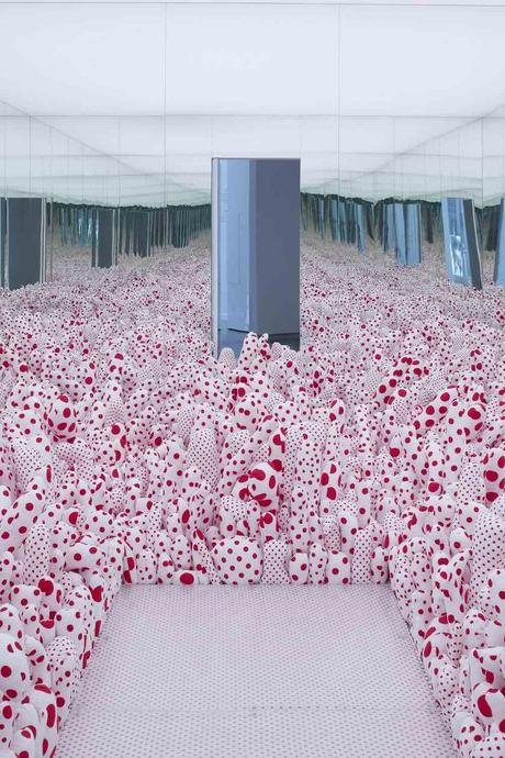 Yayoi Kasuma s’installe à Paris avec une oeuvre saisissante Yayoi Kasuma