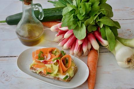 Tartine de ricotta aux légumes printaniers