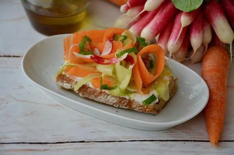 Tartine de ricotta aux légumes printaniers Tartine de ricotta aux légumes printaniers