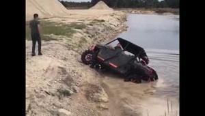 Bébé seul dans la cuisine