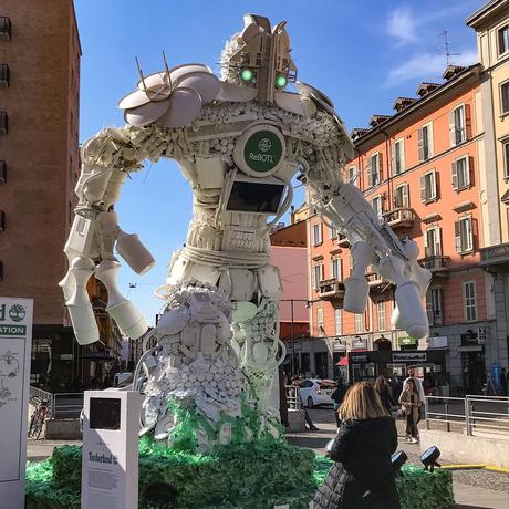 Un robot géant entièrement composé de déchets plastiques signé Timberland