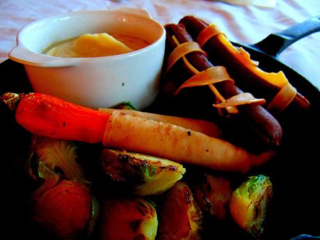 Pommes de terre, choux de bruxelles, saucisses et carottes, avec sauce de chou-fleur