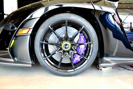 Ob Prestige Auto reçoit une Pagani Huayra Roadster et une McLaren Senna