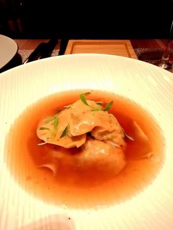 Ravioles crevettes, bouillon champignon © Gourmets&co