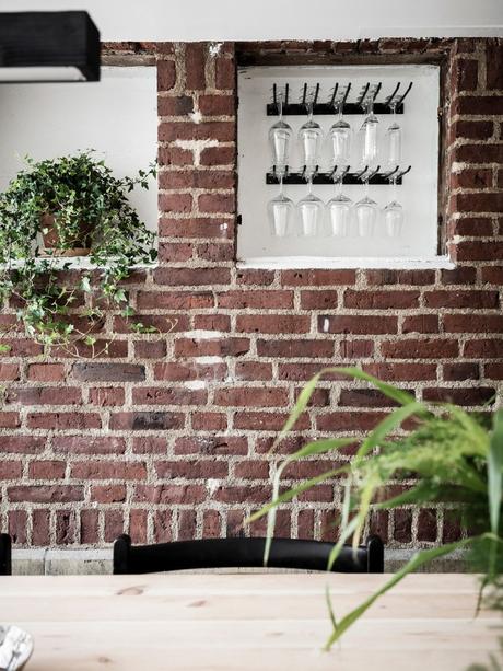 loft suédois cuisine murs brique verres plantes - blog déco - clem around the corner