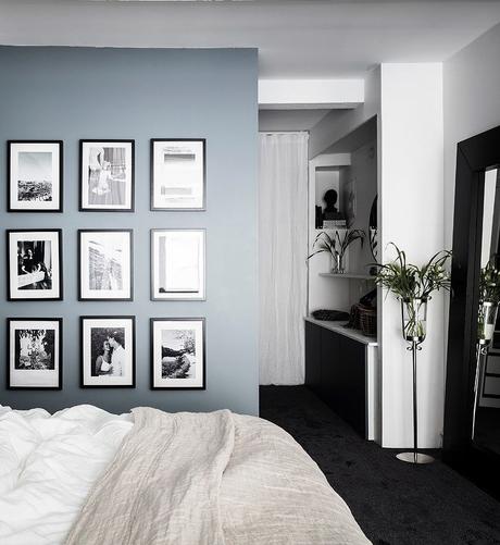 loft suédois chambre murs bleus tableaux noirs et blancs - blog déco - clem around the corner