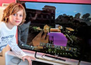 Charly joue à Minecraft sur WiiU