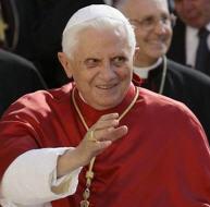 Benoît XVI donne l'exemple de la communion dans la bouche et à genoux