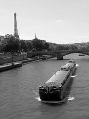 Péniche sur la Seine