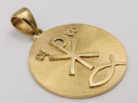 vue latérale médaille religieuse symboles chrétiens