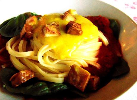 Nids de pâtes avec { oeuf } coulant végétal et { lardons } de tofu Nids de pâtes avec { oeuf } coulant végétal et { lardons } de tofu