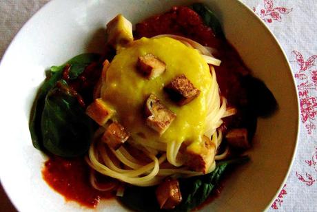 Nids de pâtes avec { oeuf } coulant végétal et { lardons } de tofu Nids de pâtes avec { oeuf } coulant végétal et { lardons } de tofu