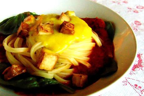 Nids de pâtes avec { oeuf } coulant végétal et { lardons } de tofu Nids de pâtes avec { oeuf } coulant végétal et { lardons } de tofu