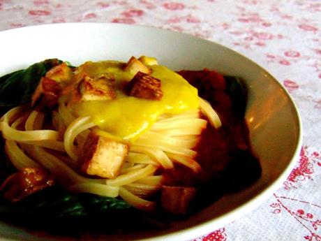 Nids de pâtes avec { oeuf } coulant végétal et { lardons } de tofu Nids de pâtes avec { oeuf } coulant végétal et { lardons } de tofu