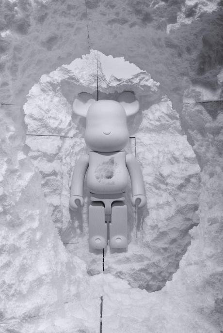 Le Bearbrick 1000% Snarkitecture x BlackRainbow Agency rend hommage au travail de Daniel Arsham