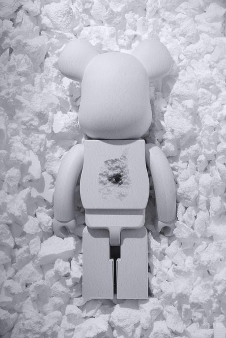 Le Bearbrick 1000% Snarkitecture x BlackRainbow Agency rend hommage au travail de Daniel Arsham