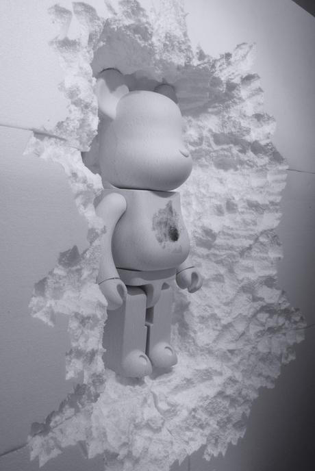 Le Bearbrick 1000% Snarkitecture x BlackRainbow Agency rend hommage au travail de Daniel Arsham