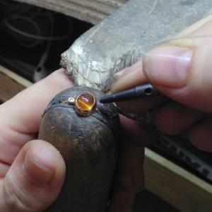 sertissage opale de feu sur bague en or