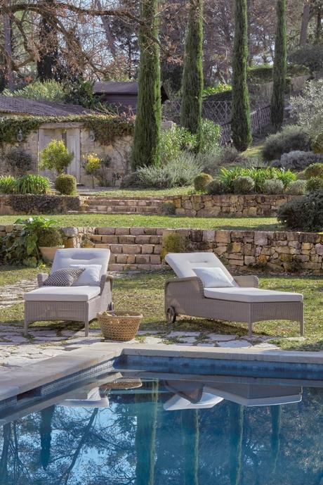 superbe villa avec piscine vue sur jardin en terrasses meubles extérieur chaise longue