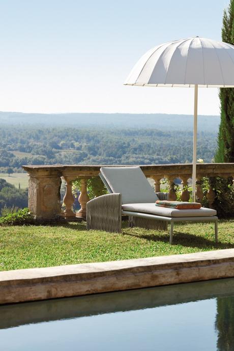 sifas maison sud piscine vue sur campagne parasol chaise longue décoration extérieure - blog déco - clem around the corner