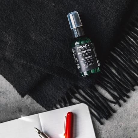 Qu’est-ce que l’hamamélis et pourquoi est-il utilisé dans les produits de soins pour hommes ? Qu’est-ce que l’hamamélis et pourquoi est-il utilisé dans les produits de soins pour hommes ?