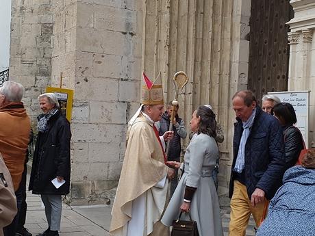 Messe de Pâques à St Jean-de-Luz, dite par Mgr Marc Aillet Mgr Aillet à la sortie de la messe