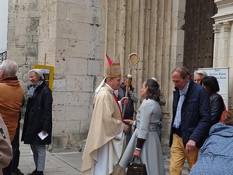 Mgr Aillet à la sortie de la messe