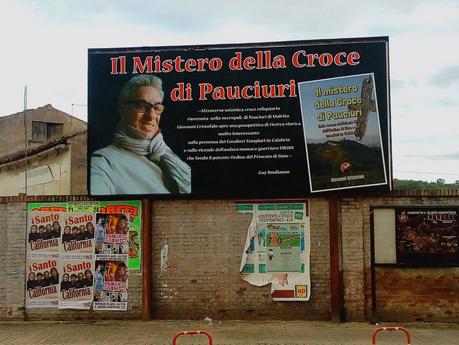 Un panneau publicitaire de 10 mètres a été installé en Italie pour annoncer le livre « Le mystère de la croix de Pauciuri »