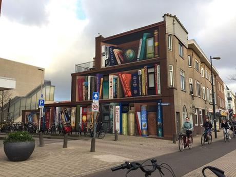 [STREET ART] : Une bibliothèque géante en trompe l’œil dans les rues d’Utrecht