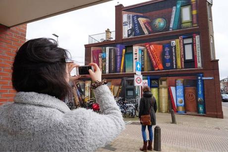 [STREET ART] : Une bibliothèque géante en trompe l’œil dans les rues d’Utrecht