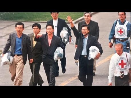 Vidéo : retour sur la libération des otages à l’ambassade du Japon au Pérou en 1997 et le rôle capital joué par le CICR