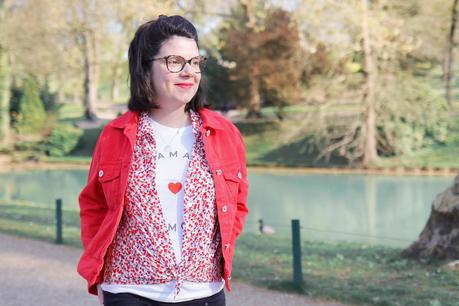 Chemise à fleurs et veste en jean rouge