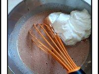 Entremets mousse de fraise, insert à la framboise, croquant à l’amande et génoise noisette