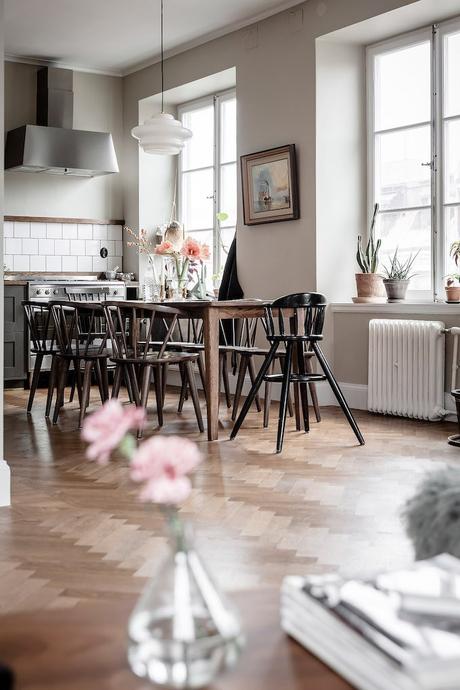 Visite d’un appartement ambiance rustique en pleine ville ambiance rustique cuisine table chaise bois - blog déco - clem around the corner