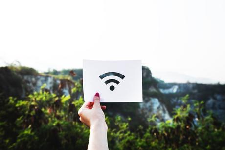 Quel est le meilleur moyen d’améliorer le débit wifi chez soi ?