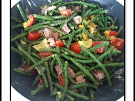 Salade de haricot vert, tomates, œufs dur, saucisses aux herbes et concombre